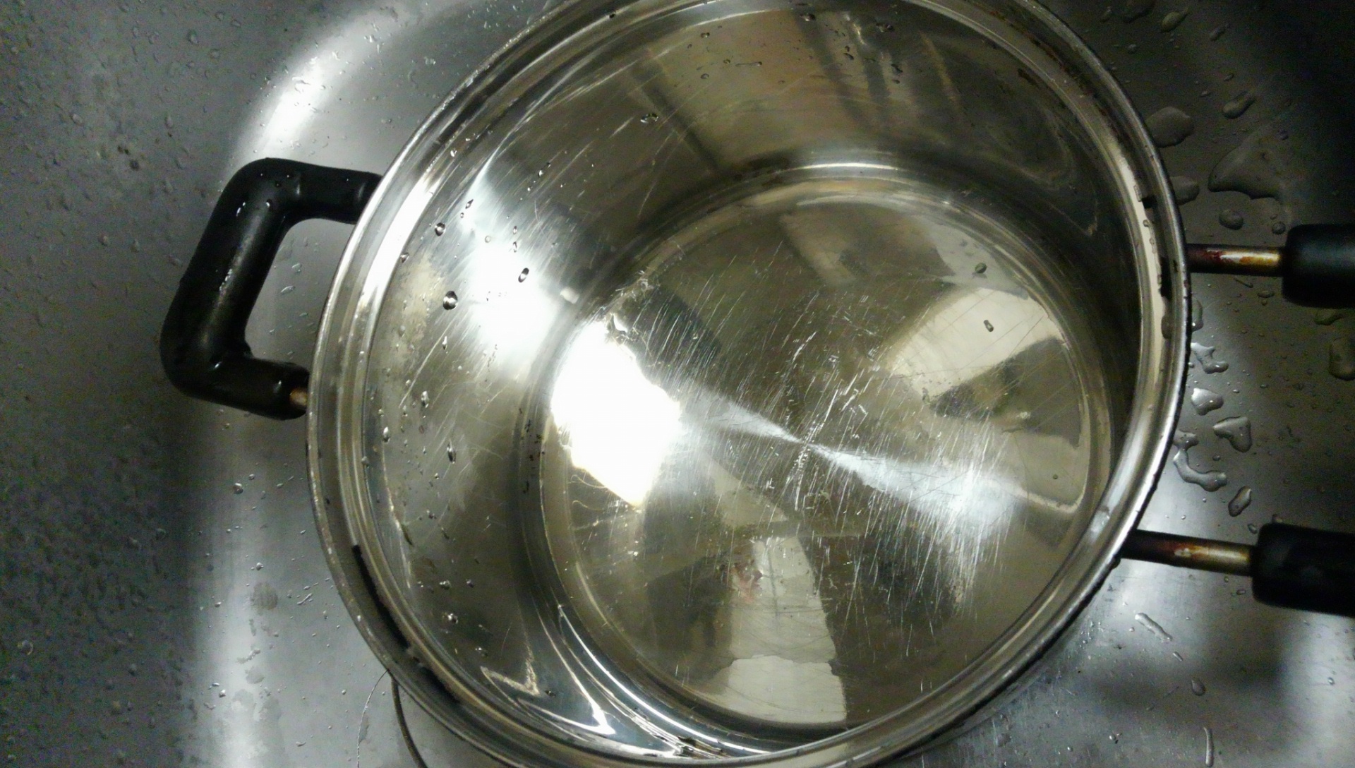 キッチン 鍋の焦げ付きを取ります の家事代行サービス 神奈川 東京の家事代行はアールメイド