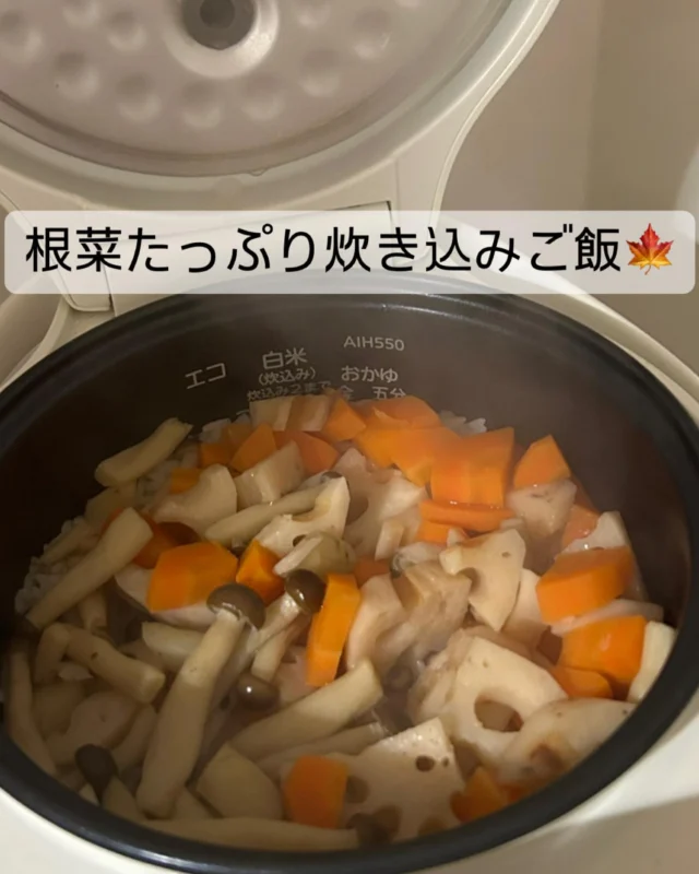 ⁡
【 #アールメイド社員のとっておきレシピ 】
⁡
今回は、秋から冬にかけて旬となるレンコンを使って
炊き込みご飯を作りました！！
食感が良く、食べ応えバッチリです○🙆🏻‍♀️
⁡
材料
・米⋯2合
・れんこん⋯1節
・にんじん⋯1/2本
・ごぼう⋯1/2本
・しめじ⋯1袋
・三葉⋯お好みで
・麺つゆ⋯大さじ2
・酒⋯大さじ1
・みりん⋯大さじ1
・砂糖⋯小さじ1
・顆粒だし⋯小さじ1