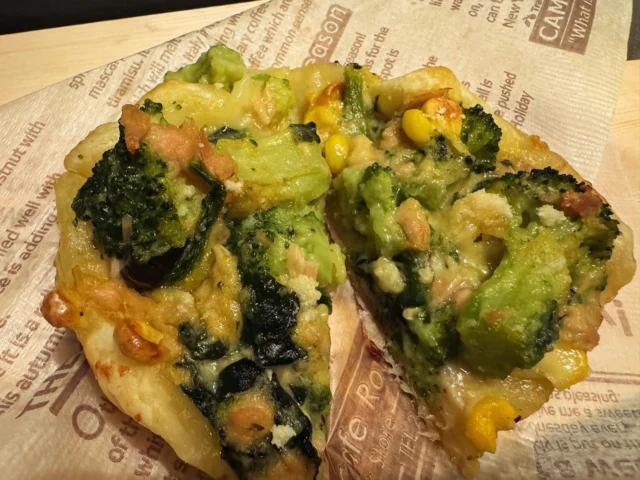 こんにちは😃
家事代行アールメイドです(^^)

お家に残っていたパイシートと
ブロッコリー🥦とほうれん草
ツナでキッシュ風パイを作りました🥧
YouTubeに作り方あげたのでぜひ見てください（＾ω＾）

#アールメイド＃家事代行#家事代行アールメイド#残り物料理＃簡単レシピ